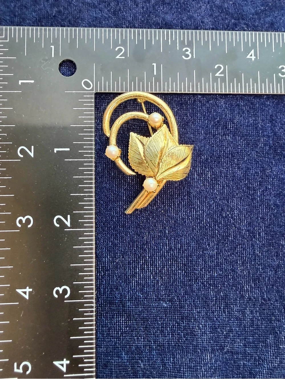 Vintage Pearl Gold Tone Leaf Circle Brooch